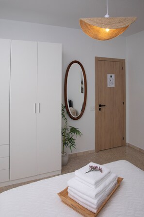 Tabla de planchar con plancha, wifi y ropa de cama 