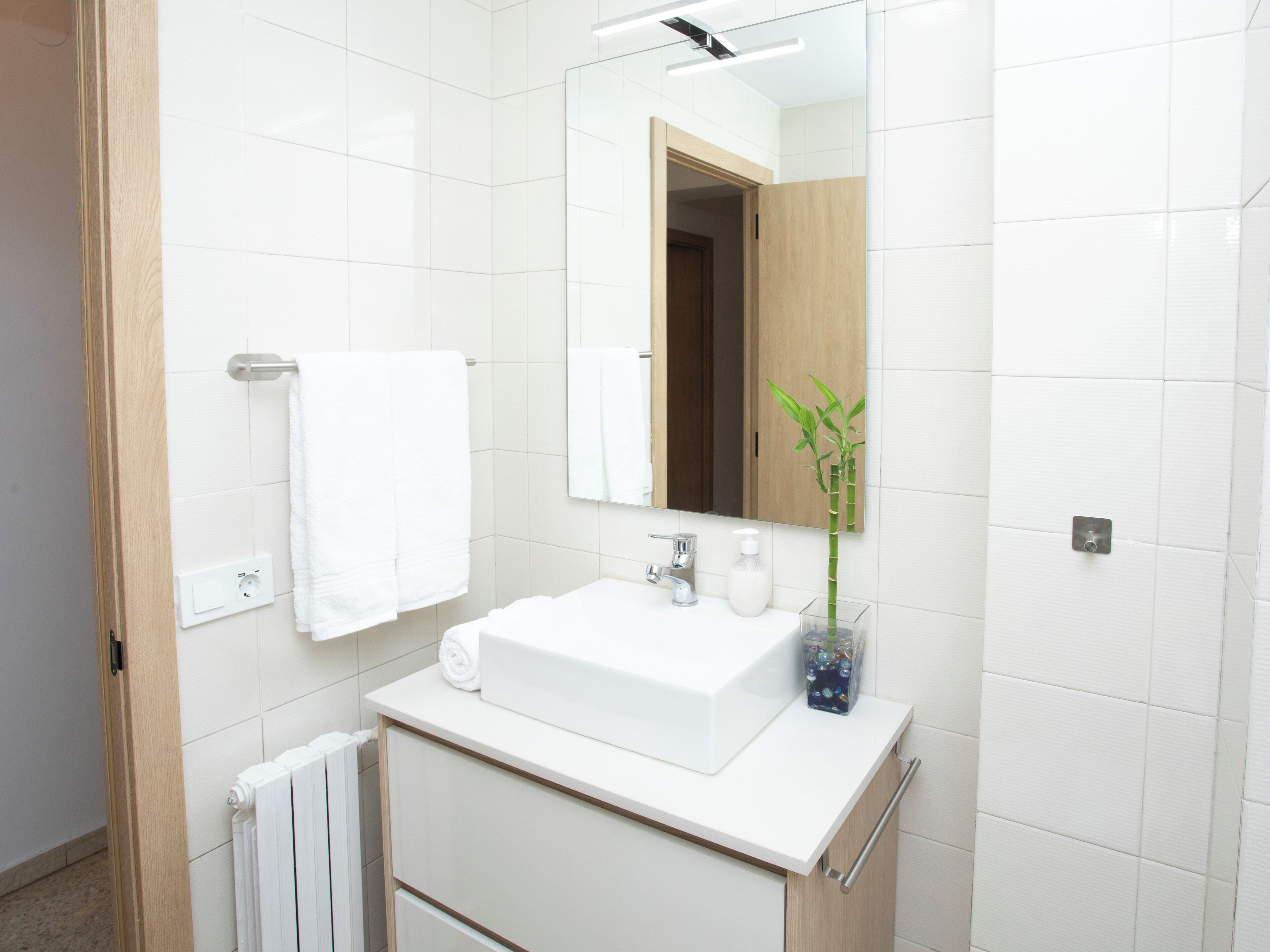 Een haardroger, een bidet, handdoeken, zeep