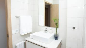 Secador de pelo, bidet, toallas, jabón