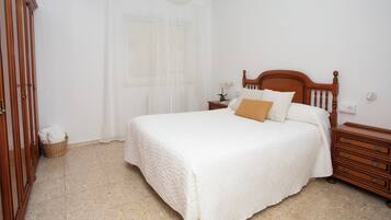 Een strijkplank/strijkijzer, wifi, beddengoed