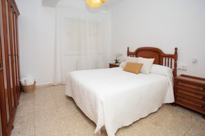 Iron/ironing board, WiFi, bed sheets - Rio Sol Apartment in Sarria -157 m²- Up to 8 pax (Sarria)