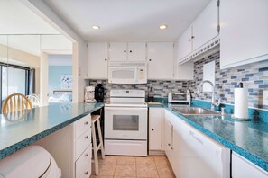 Fridge, microwave, oven, stovetop - 9400 Building #407 (Ocean City)