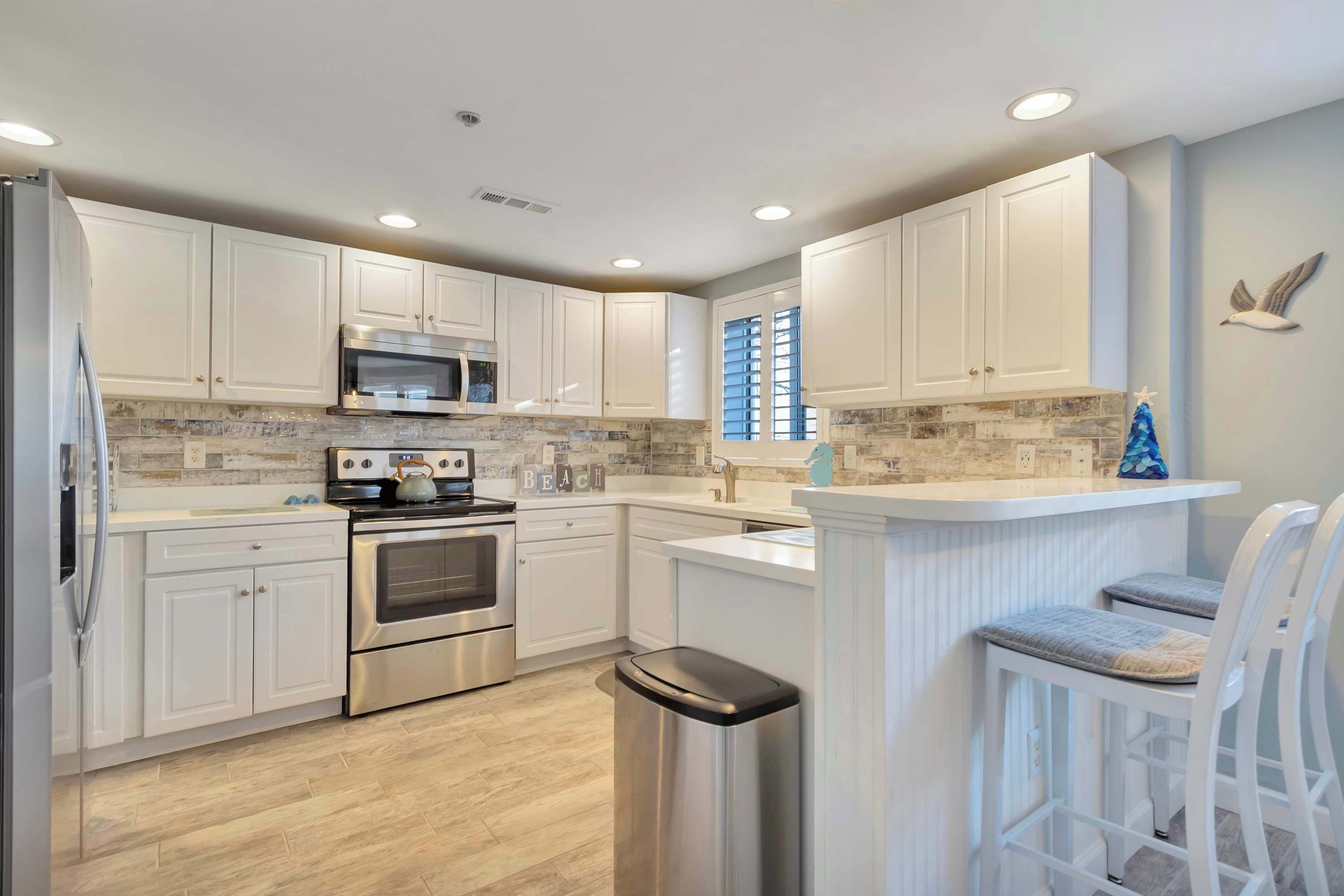 Geladeira, micro-ondas, fogão, cooktop