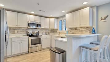 Geladeira, micro-ondas, fogão, cooktop