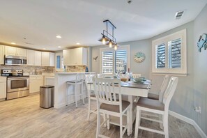 Fridge, microwave, oven, stovetop - Astoria 104, Rooftop Pool, All Linens and Towels included!, 2 min walk to beach (Ocean City)