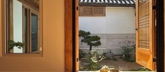 Stay moonee / 100yr Hanok / Gyeongbokgung/ Bukchon