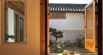 Stay moonee / 100yr Hanok / Gyeongbokgung/ Bukchon