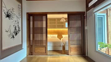 2 bedrooms, iron/ironing board, WiFi