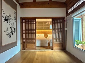 2 bedrooms, iron/ironing board, WiFi - Stay moonee / 100yr Hanok / Gyeongbokgung/ Bukchon (Seoul)