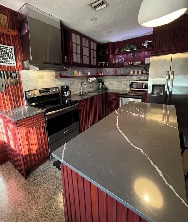 Private kitchen - Tropical Mid-Century Modern Paradise w/ Gated Yard (Fort Lauderdale)