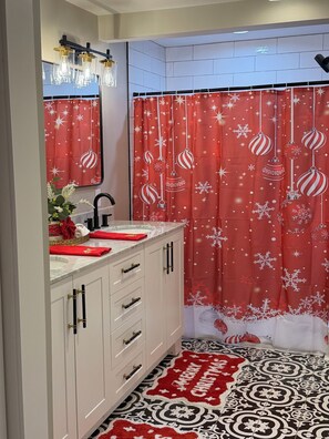 Shower, hair dryer, towels, soap - Charming 3-bedroom Holiday Cottage.Walk to downtown/15 minute drive to Asheville (Canton)