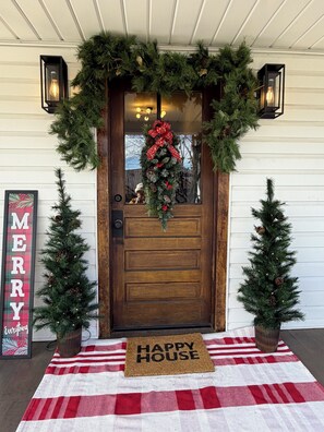 Exterior detail - Charming 3-bedroom Holiday Cottage.Walk to downtown/15 minute drive to Asheville (Canton)