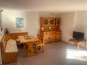 Apartment, Garden View | Living area | Flat-screen TV - Casa Elicriso (Porto Taverna)