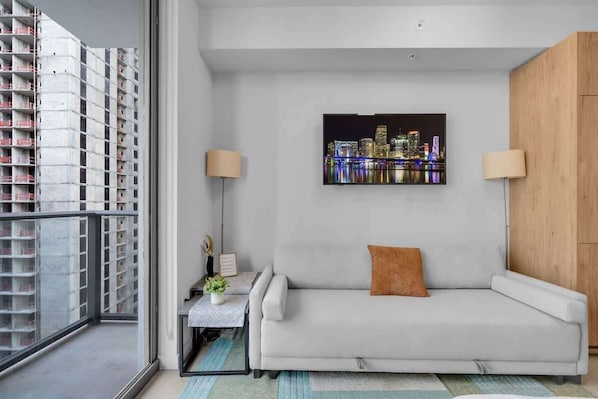 TV, offices - The Crosby Luxury Studio w Balcony & Rooftop Pool (Miami)
