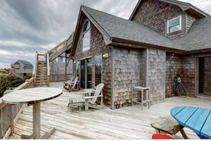 Outdoor dining - Cozy Oceanside 3-bedroom house in fabulous Avon with incredible ocean views. (Avon)