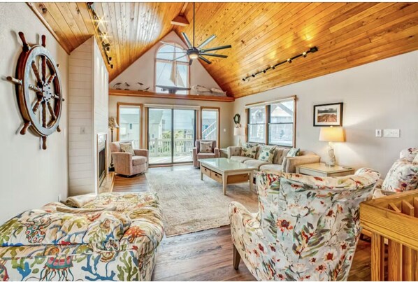 TV, fireplace - Cozy Oceanside 3-bedroom house in fabulous Avon with incredible ocean views. (Avon)