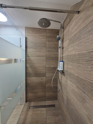 Haartrockner, Handtücher, Seife, Toilettenpapier