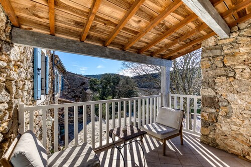 Les Hauts d'issensac: gite proche st guilhem le desert avec pisicne et plages privées Hérault