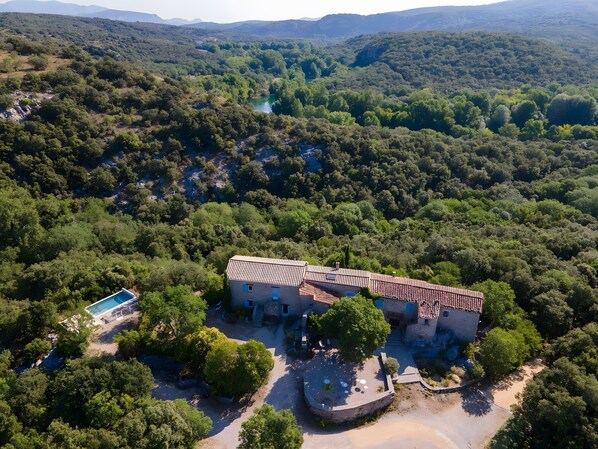 Exterior - Les Hauts d'Issensac: Cottage near St Guilhem le Désert with Pool and Private River Beaches (Causse-de-la-Selle)
