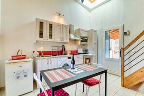 Een koelkast, een microgolfoven, een oven, een kookplaat