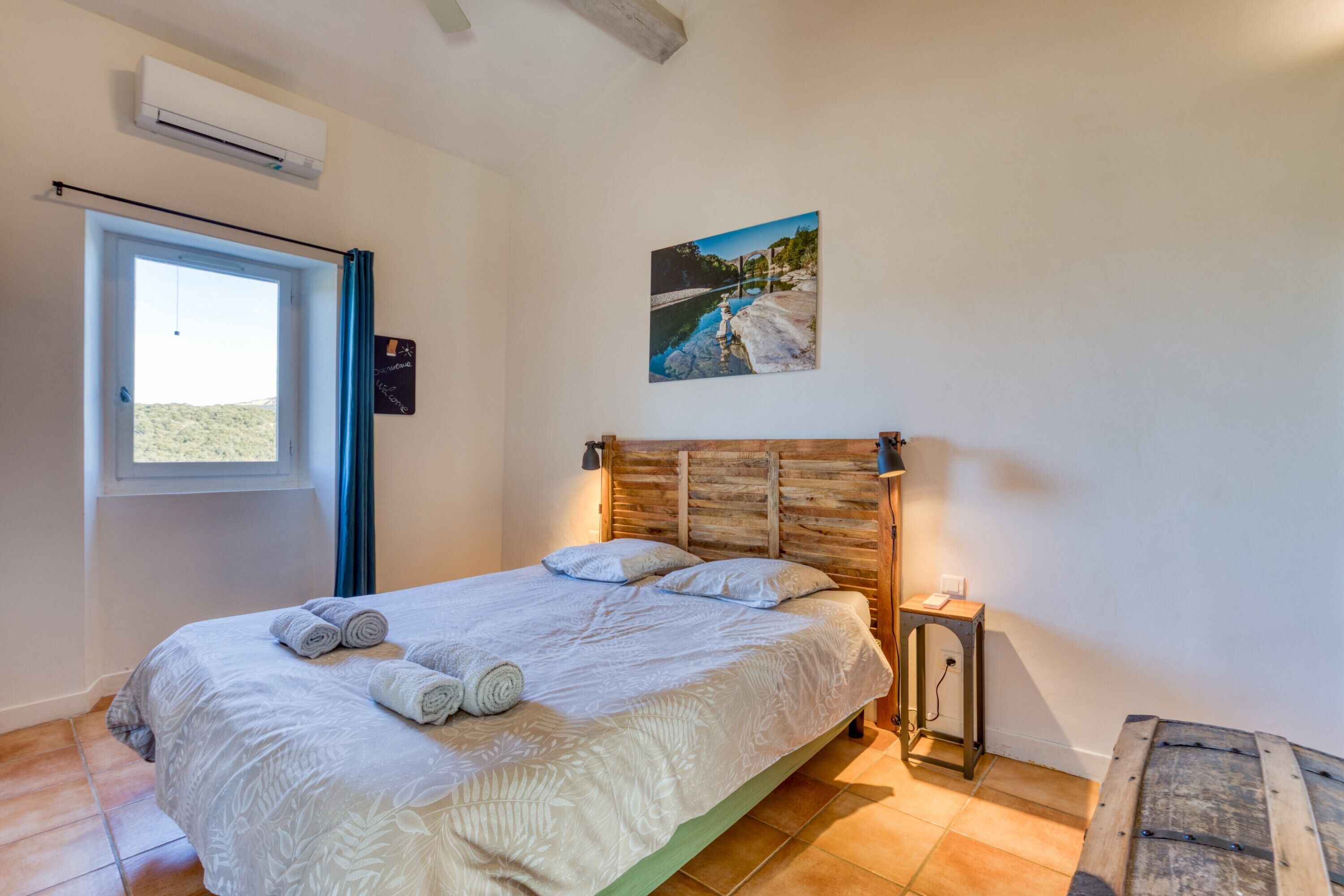 5 habitaciones, tabla de planchar con plancha, wifi y ropa de cama 