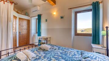 5 habitaciones, tabla de planchar con plancha, wifi y ropa de cama