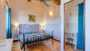 5 bedrooms, iron/ironing board, WiFi, bed sheets