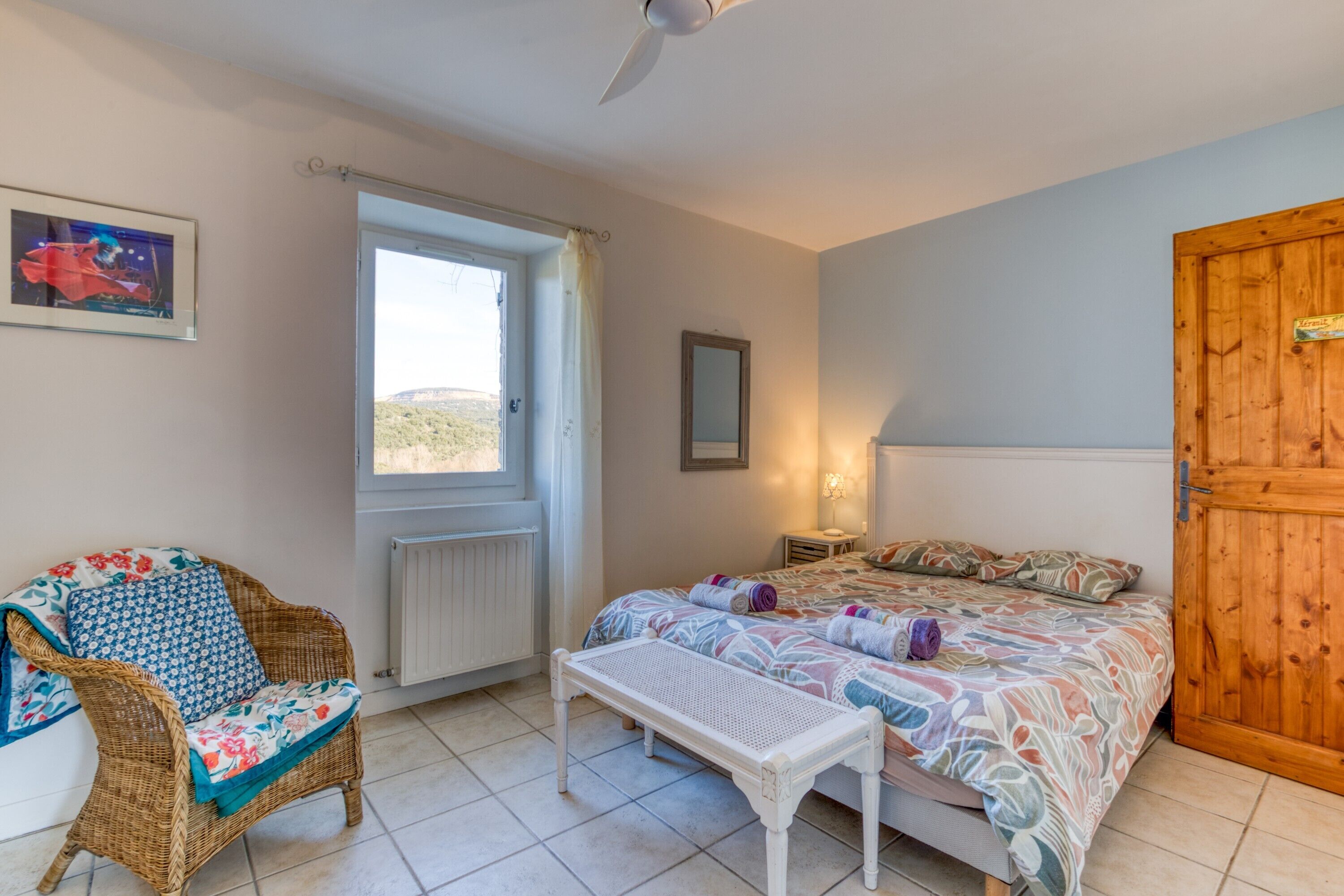 5 bedrooms, iron/ironing board, WiFi, bed sheets