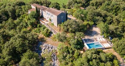 Gßte avec piscine et plages privées, 10 personnes hérault "Les Hauts d'issensac"