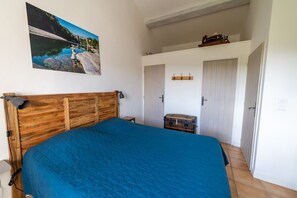 5 bedrooms, iron/ironing board, WiFi, bed sheets - Holiday Home with Pool and Private River Beaches for 10 – Les Hauts d'Issensac, Hérault (Causse-de-la-Selle)