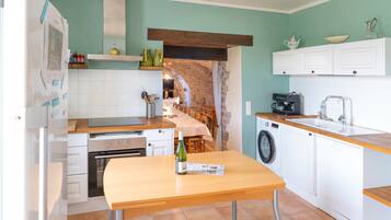 Een koelkast, een magnetron, een oven, een kookplaat