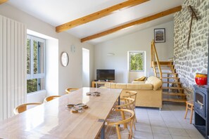 TV, fireplace - Holiday Home 'Les Hauts d'Issensac' with Pool and Private River Beaches (Causse-de-la-Selle)