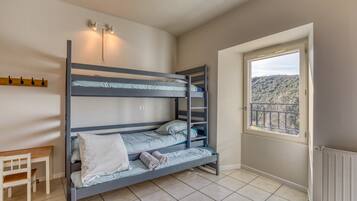 4 bedrooms, WiFi, bed sheets