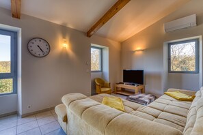 Televisie en een open haard