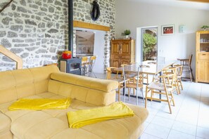 TV - Country House 'Domaine Les Hauts D'Issenssac' with Mountain View, Wi-Fi and Air Conditioning (Causse-de-la-Selle)