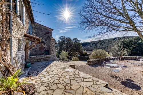 Maison de campagne « Domaine Les Hauts d’Issenssac » : vue montagne, Wi-Fi, climatisation