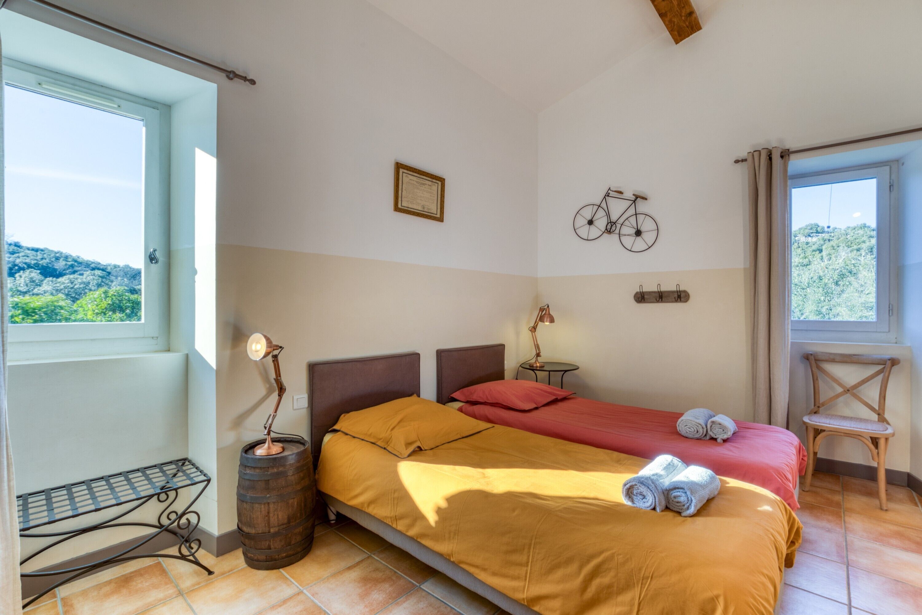 10 chambres, fer et planche à repasser, Wi-Fi, draps fournis