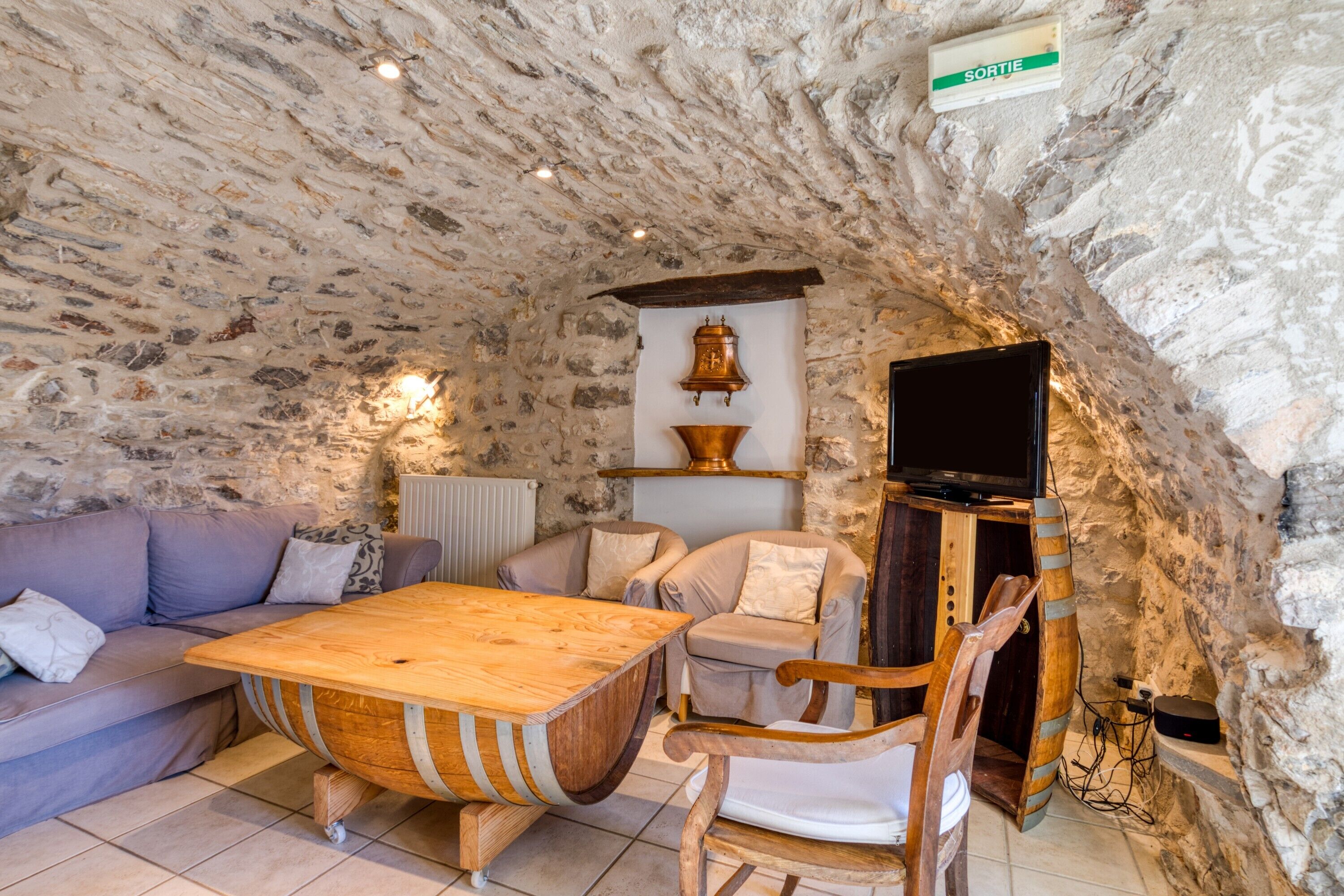 Fernseher, Kamin, Tischtennisplatte