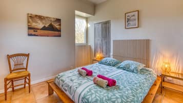 10 bedrooms, iron/ironing board, WiFi, bed sheets