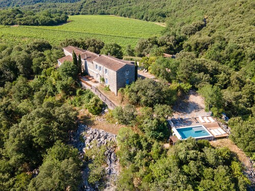 Maison de campagne « Domaine Les Hauts d’Issenssac » : vue montagne, Wi-Fi, climatisation