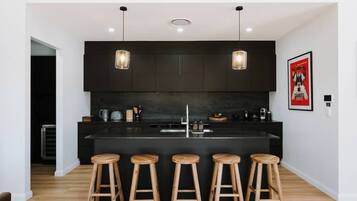 Réfrigérateur, micro-ondes, four, plaque de cuisson