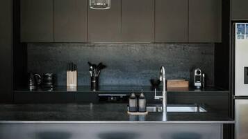 Réfrigérateur, micro-ondes, four, plaque de cuisson