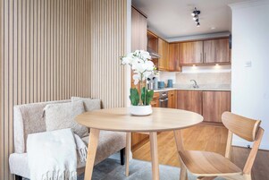 Apartamento clássico | Opções para refeição no quarto