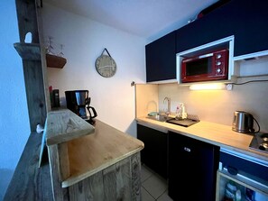 Réfrigérateur, four, cafetière/bouilloire, bouilloire électrique