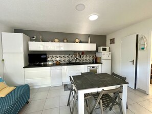Kühlschrank, Mikrowelle, Ofen, Geschirrspüler