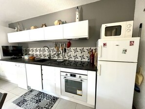 Réfrigérateur, micro-ondes, four, lave-vaisselle