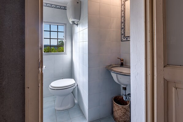 Bathroom - Villa Panzano-Barberino di Mugello with Lake View, Private Pool & Wi-Fi. 6/8 guests. (Barberino di Mugello)