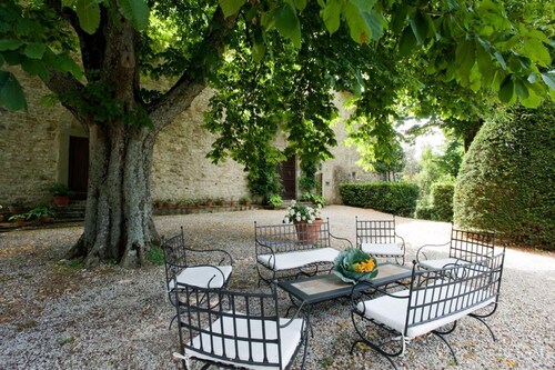 Villa Gemma-Barberino di Mugello with Lake View, Private Pool, Wi-Fi. Sleeps 6/8