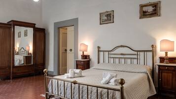 5 bedrooms, iron/ironing board, WiFi, bed sheets