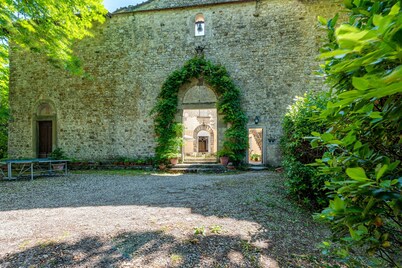 Villa Panzano-Barberino di Mugello with Lake View, Private Pool & Wi-Fi. 6/8 guests.